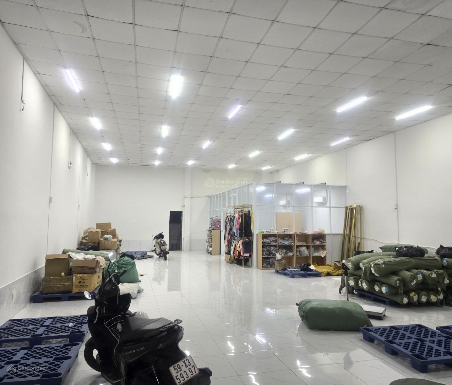 Cho thuê MBKD + kho, xưởng 300m2 y hình, đường 30m ngay Cầu Tham Lương