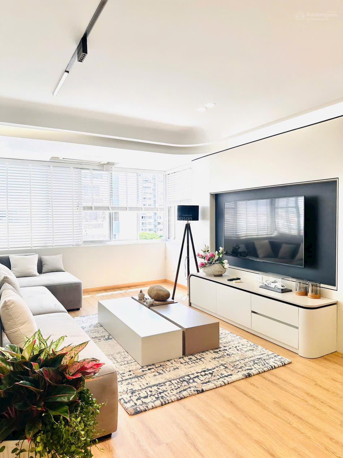 Bán căn hộ Mỹ Khánh 3pn 113m2 chỉ 9,5 tỷ sẵn HDT 33tr full nội thất. LH Lan 0906 743 *** Bán căn hộ Mỹ Khánh 3pn 113m2 chỉ 9,5 tỷ sẵn HDT 33tr full nội thất. LH Lan 0906 743 ***