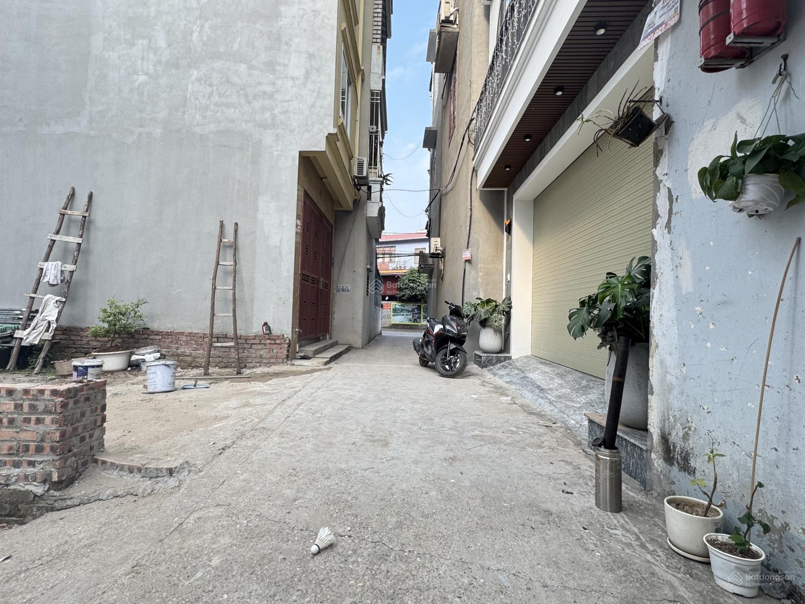 Cần tiền bán gấp mảnh đất thổ cư gần đường ô tô tránh tại trung tâm tổ 14 Thạch Bàn, Long Biên