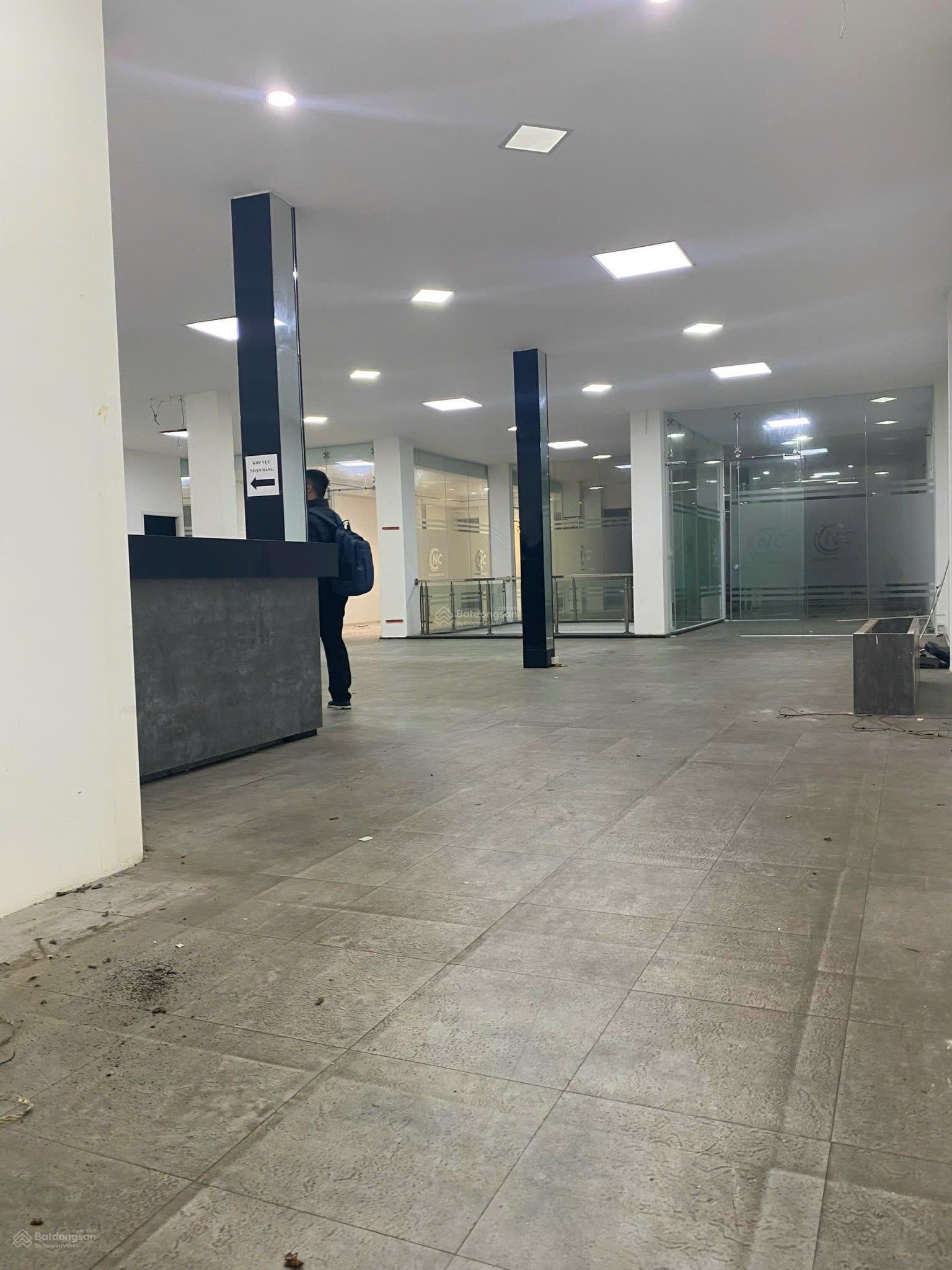 Cho thuê Nhà mặt phố Xuân Thuỷ, Diện tích 120m2 x 5 tầng, Mặt tiền 4,5m, thang máy