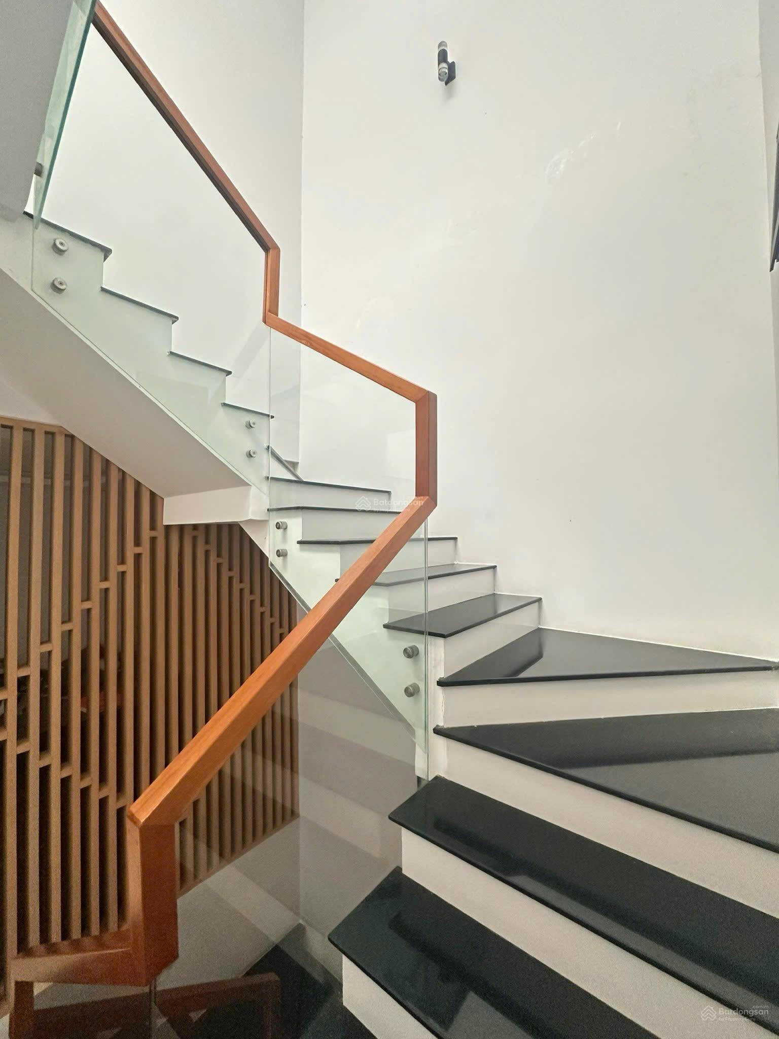 Nhà 3 tầng đường 10m5 Huỳnh Tấn Phát. Gần Tố Hữu - Diện tích 98m2 ngang 5m - Hướng Tây Nam Nhà 3 tầng đường 10m5 Huỳnh Tấn Phát. Gần Tố Hữu - Diện tích 98m2 ngang 5m - Hướng Tây Nam