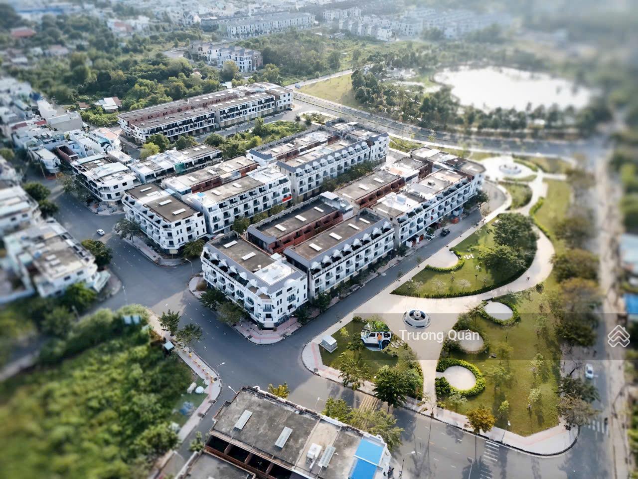 Bán nhà thô 1 trệt 3 lầu (có sổ) - KDC Bửu Long 3 - view công viên lớn