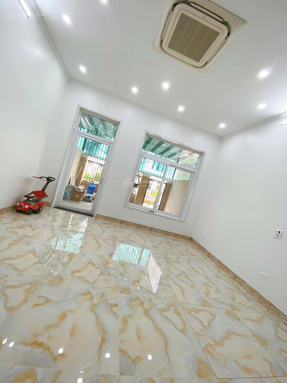 Cho thuê nhà liền kề KĐT Louis City Đại Mỗ. DT 105m2, 5 tầng, full đh, nl, thang máy, giá 45tr