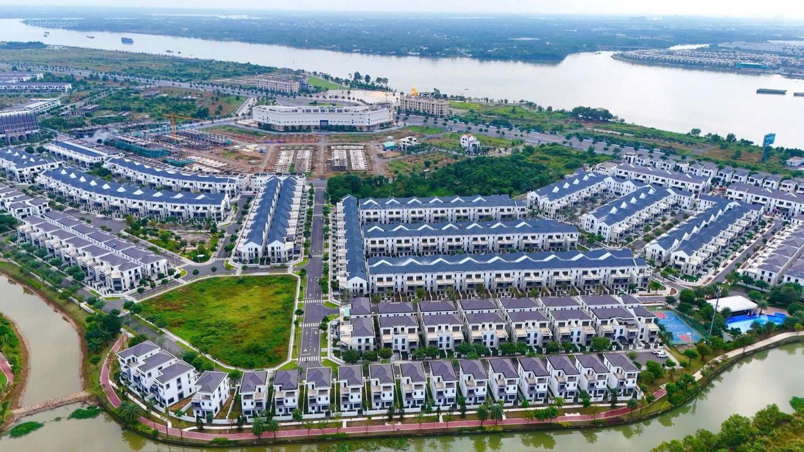 Nhà phố 8x20m giá bán 7,950 tỷ toàn giá, nhận nhà ngay, đường 14m, hướng Đông Bắc, gần công viên.