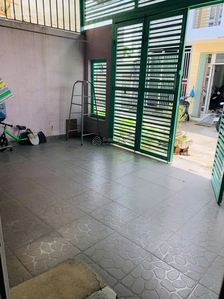 Nhà mới đường 8m, ngang nở hậu 6.5m, DT 127m2, 2 tầng, xe hơi trong nhà, giá 5.5 tỷ Nhà mới đường 8m, ngang nở hậu 6.5m, DT 127m2, 2 tầng, xe hơi trong nhà, giá 5.5 tỷ