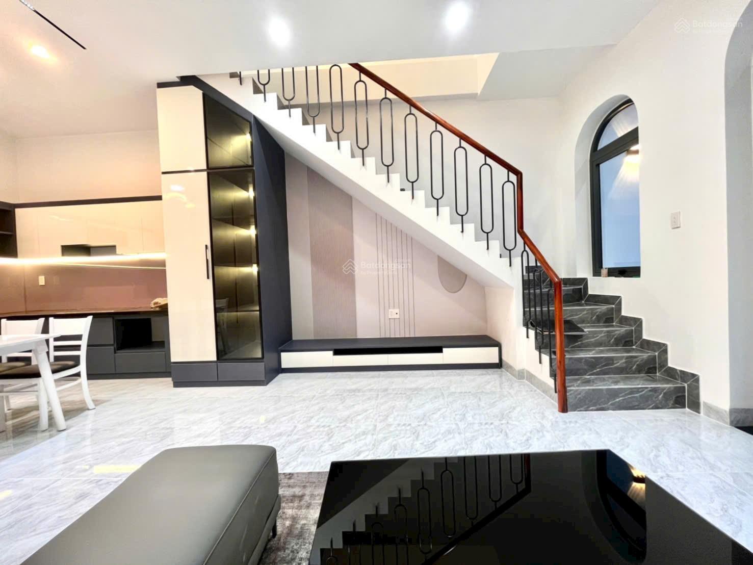 Cần bán nhà phố 1 trệt 1 lửng 1 lầu trung tâm Thủ Dầu Một mới 100% bàn giao full nội thất