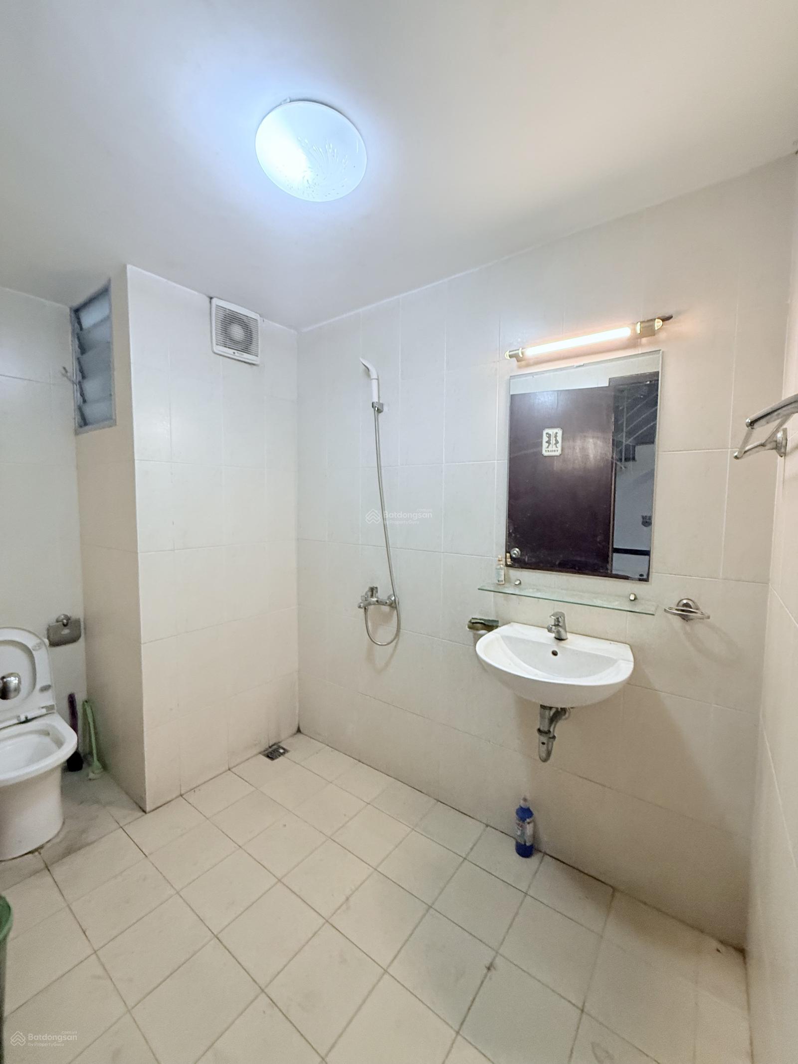 Cho thuê nhà Trần Quốc Hoàn, 55m2, 5 tầng, MT 5m, VP, KD, ở gđ, 20Tr