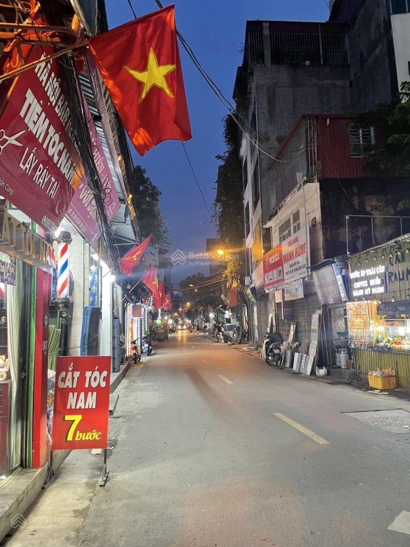 Bán đất Phạm Văn Đồng Bắc Từ Liêm Diện tích: 85m Đường: Ôtô 7chỗ vào tận đất,ngõ thông,cách Mp 20m Bán đất Phạm Văn Đồng Bắc Từ Liêm Diện tích: 85m Đường: Ôtô 7chỗ vào tận đất,ngõ thông,cách Mp 20m