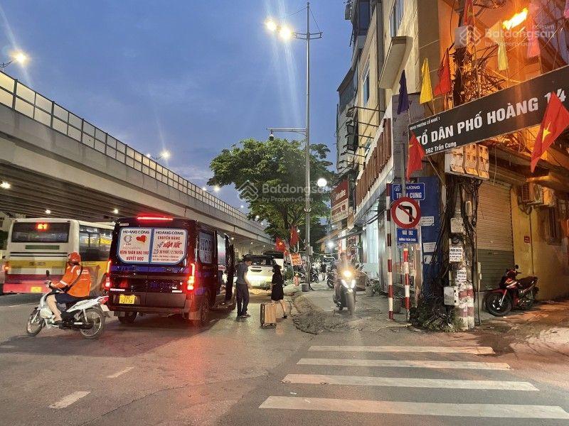 Bán đất Phạm Văn Đồng Bắc Từ Liêm Diện tích: 85m Đường: Ôtô 7chỗ vào tận đất,ngõ thông,cách Mp 20m Bán đất Phạm Văn Đồng Bắc Từ Liêm Diện tích: 85m Đường: Ôtô 7chỗ vào tận đất,ngõ thông,cách Mp 20m
