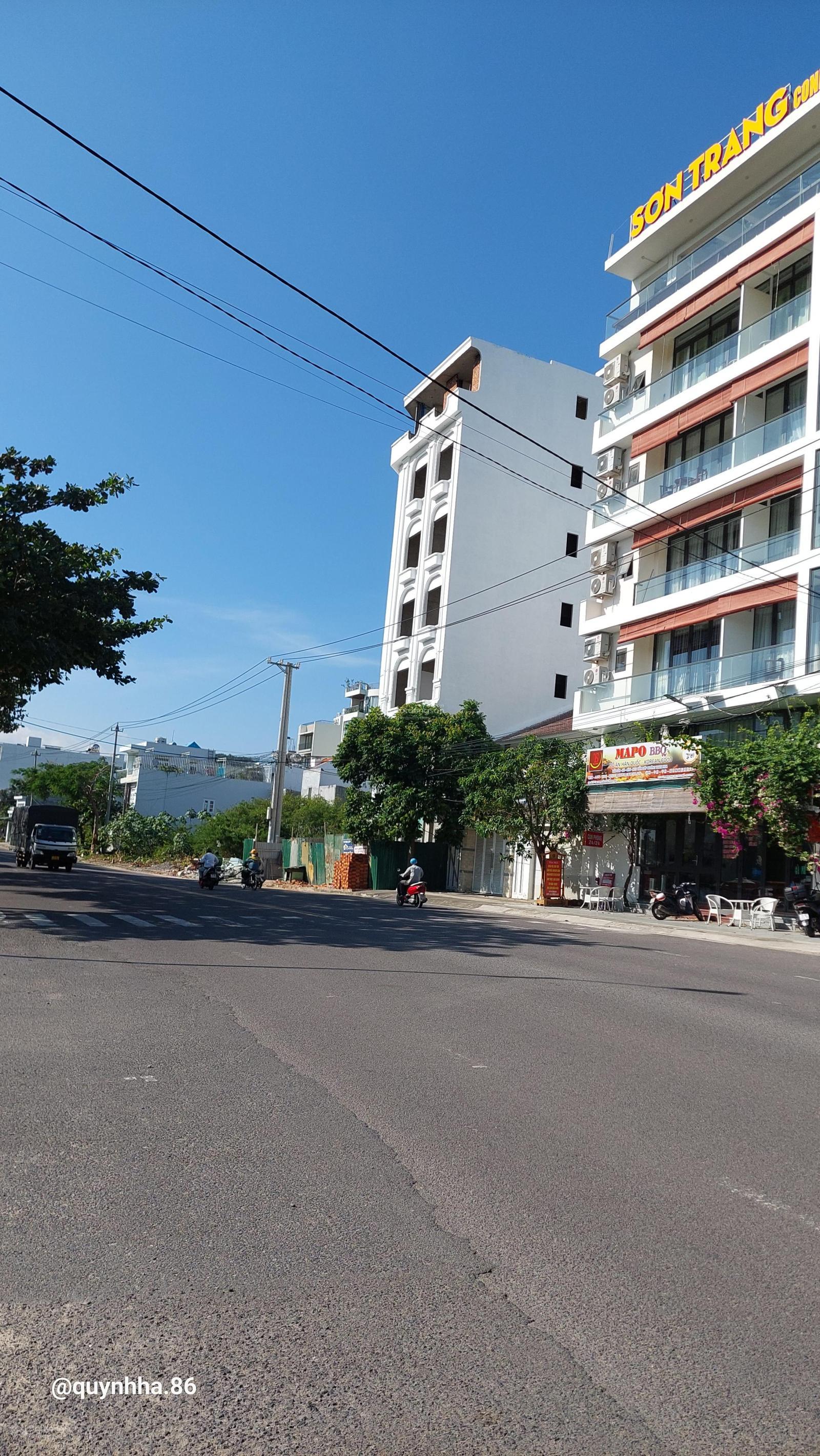 Góc 2 mặt tiền Phạm Văn Đồng, ngang 7.4m, giá bán 145 tr/m2 tại Vĩnh Hòa, Nha Trang. DT 108 m2