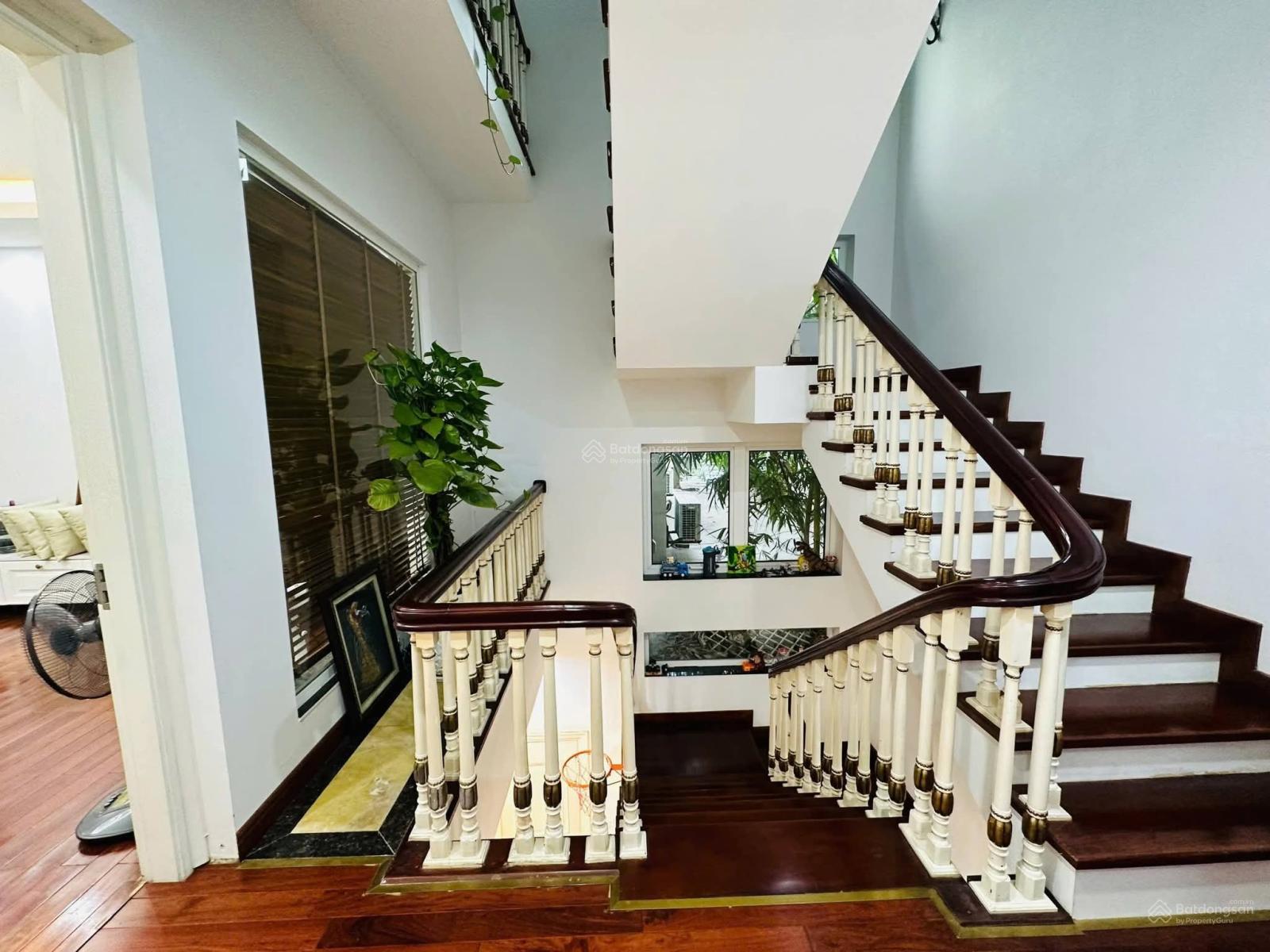 Biệt thự cạnh Vinhomes riverside 56tỷ 179m2, vỉa hè, lô góc, thang máy. Hiện đại Full nội thất xịn