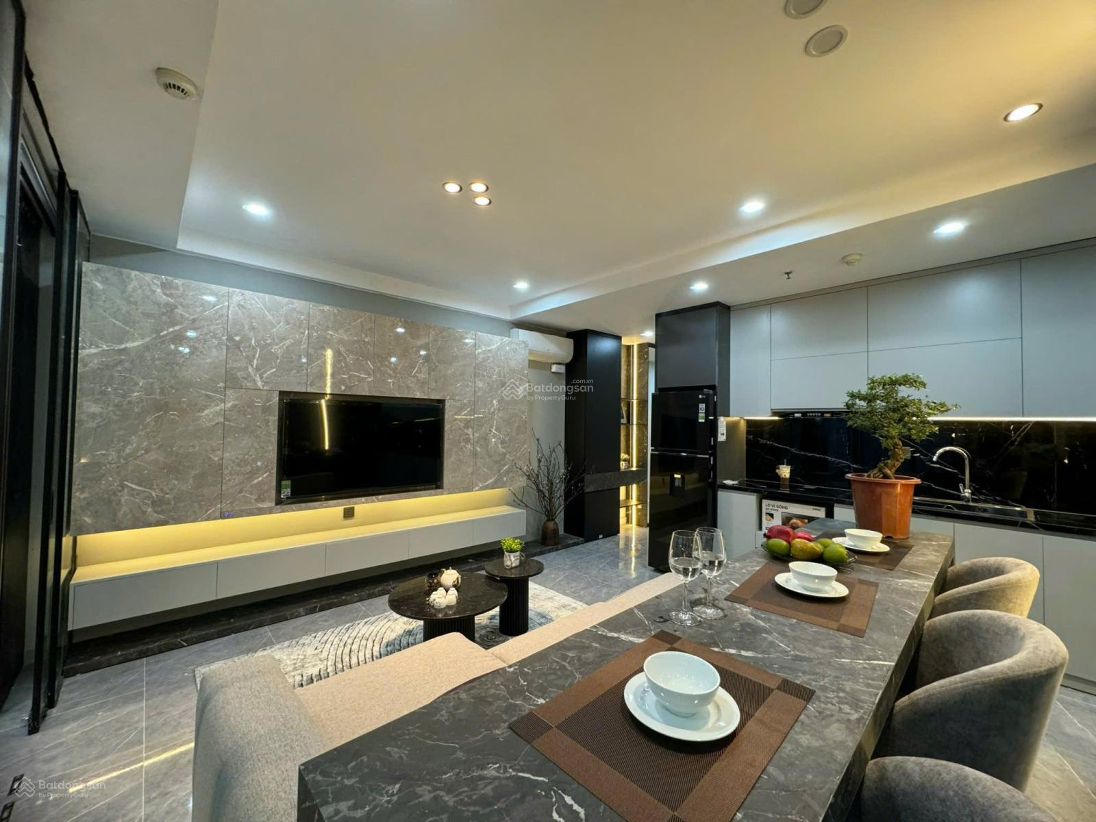 Bán căn hộ 2 phòng ngủ, 2 vệ sinh, 62m2 giá 4,6 tỷ, full nội thất đẹp ở ngay, 987 Tam Trinh