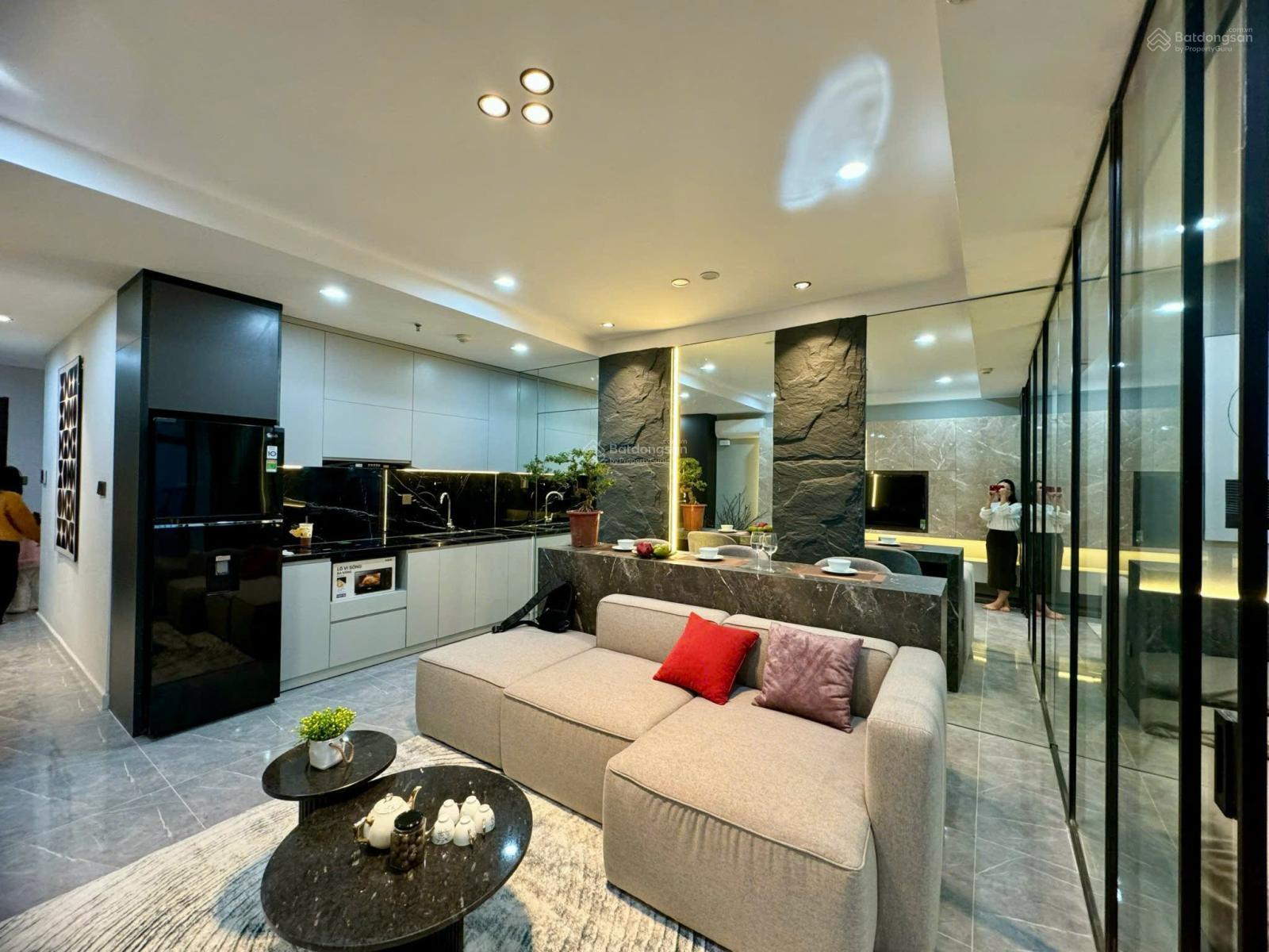 Bán căn hộ 2 phòng ngủ, 2 vệ sinh, 62m2 giá 4,6 tỷ, full nội thất đẹp ở ngay, 987 Tam Trinh