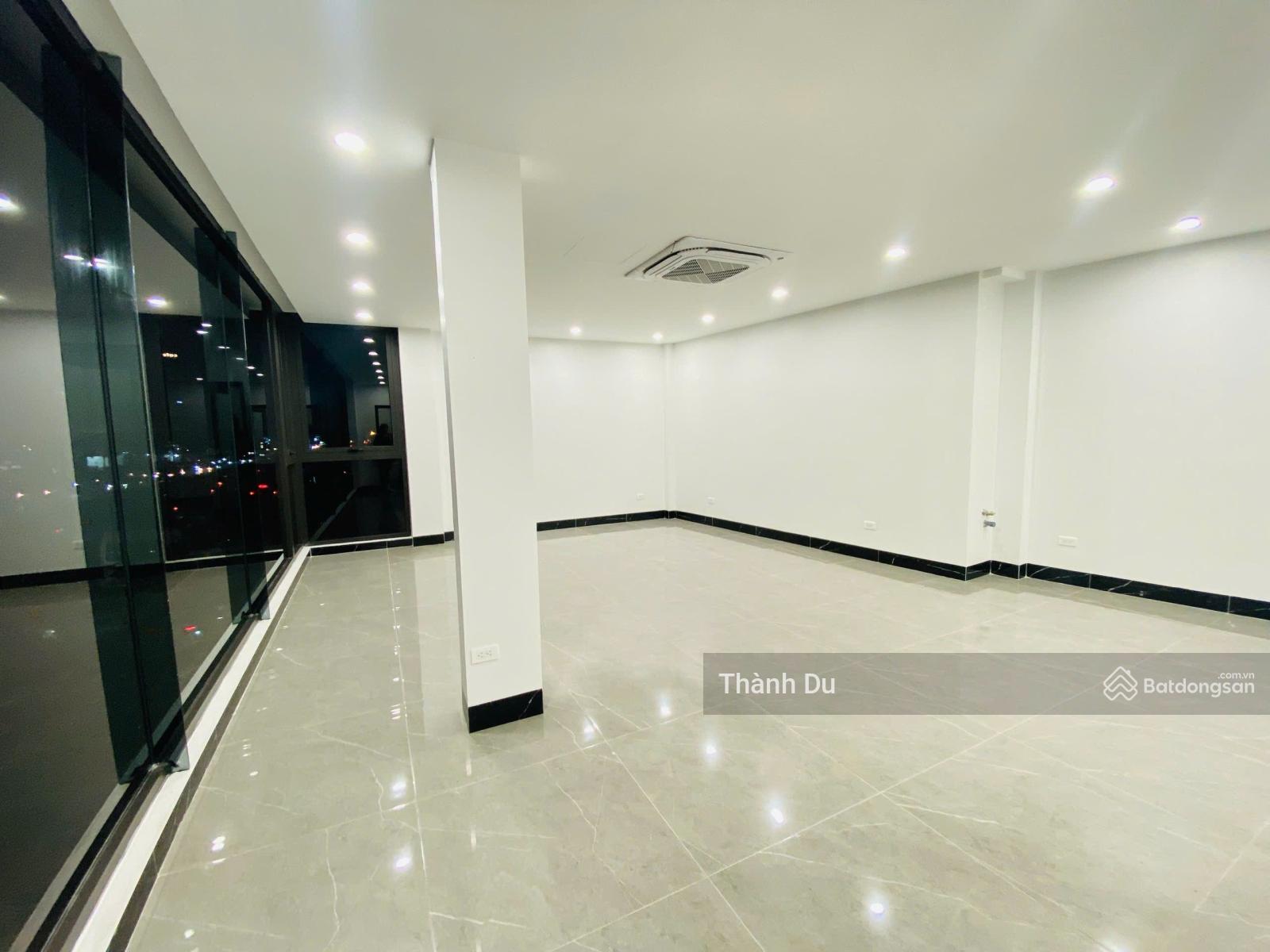 CHO THUÊ NGUYÊN CĂN MẶT PHỐ HỒNG TiẾN LONG BIÊN 50m2 MT 10m vỉa hè rộng ô tô đỗ, lô góc, nhà mới