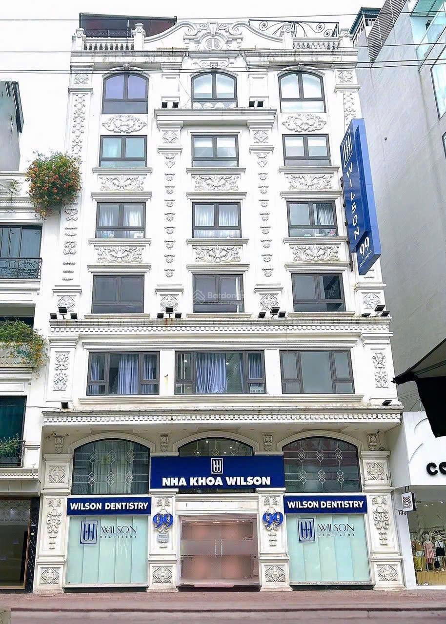 Cho thuê văn phòng mới, MT 12m, diện tích 120m2 thông sàn giá chỉ hơn 100k/m2 mặt phố, Đống Đa