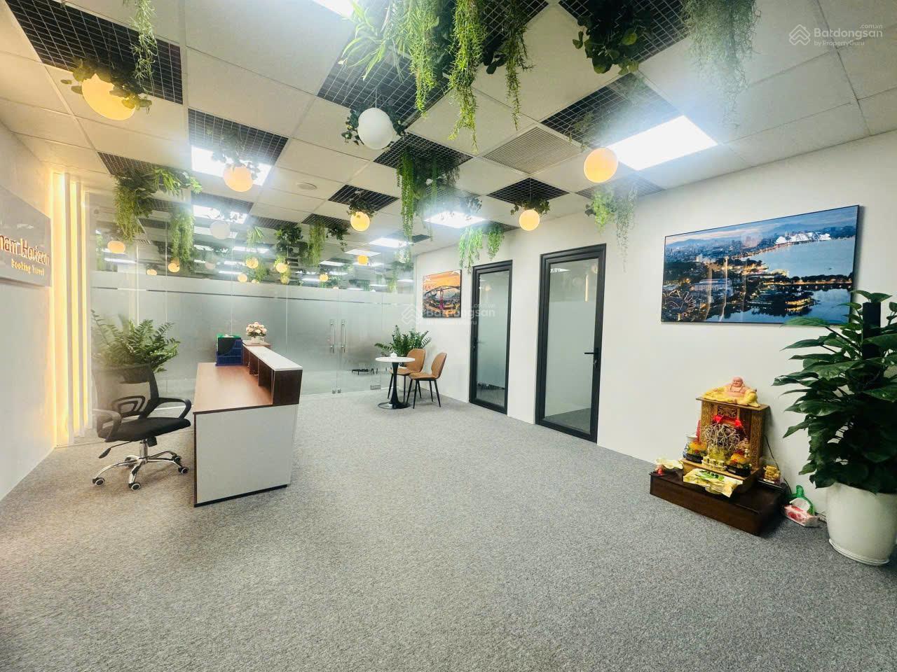 Cho thuê văn phòng mới, MT 12m, diện tích 120m2 thông sàn giá chỉ hơn 100k/m2 mặt phố, Đống Đa