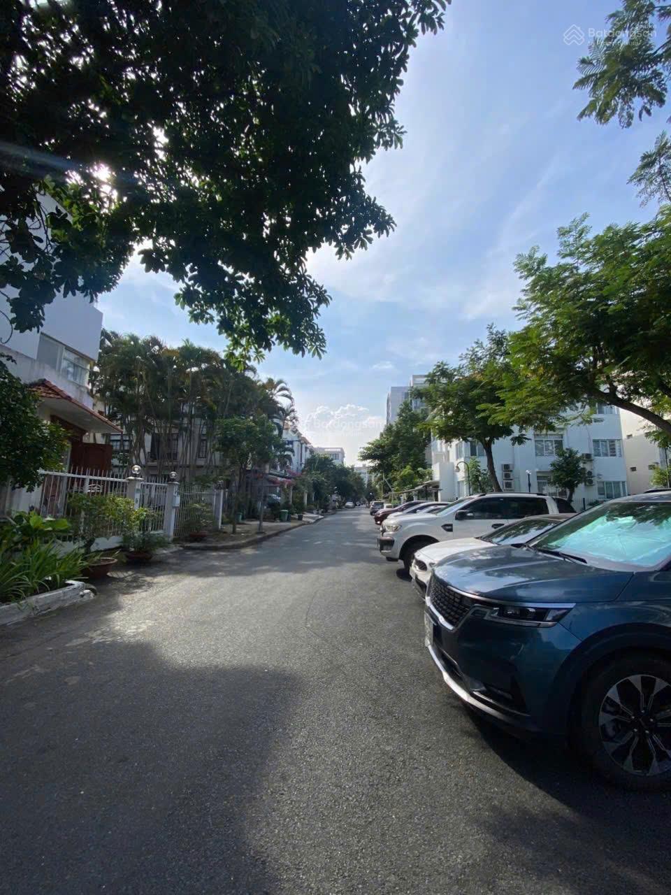 Bán siêu biệt thự Phú Mỹ Hưng, Quận 7 -(9.5x19m) - 3 tầng - bán 50 tỷ