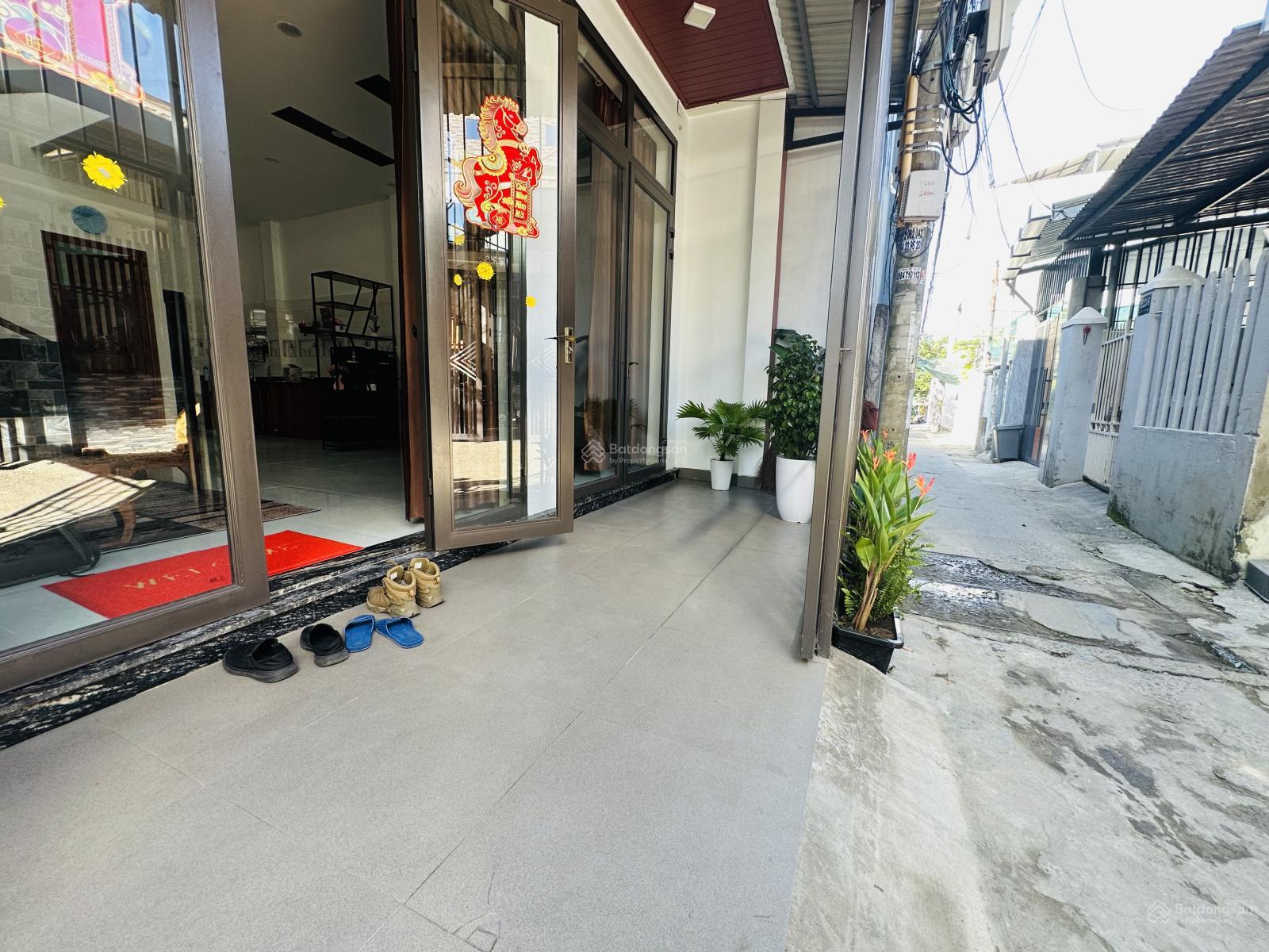 Hoàng Thị Loan . Thanh Khê , 2 tầng 2 mê kiệt 3m cách đường chính 30m , dt 74m2 ngang 6m .