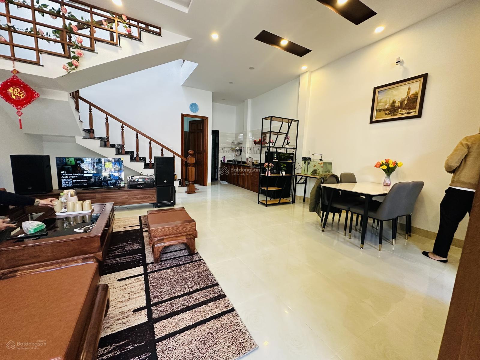 Hoàng Thị Loan . Thanh Khê , 2 tầng 2 mê kiệt 3m cách đường chính 30m , dt 74m2 ngang 6m .