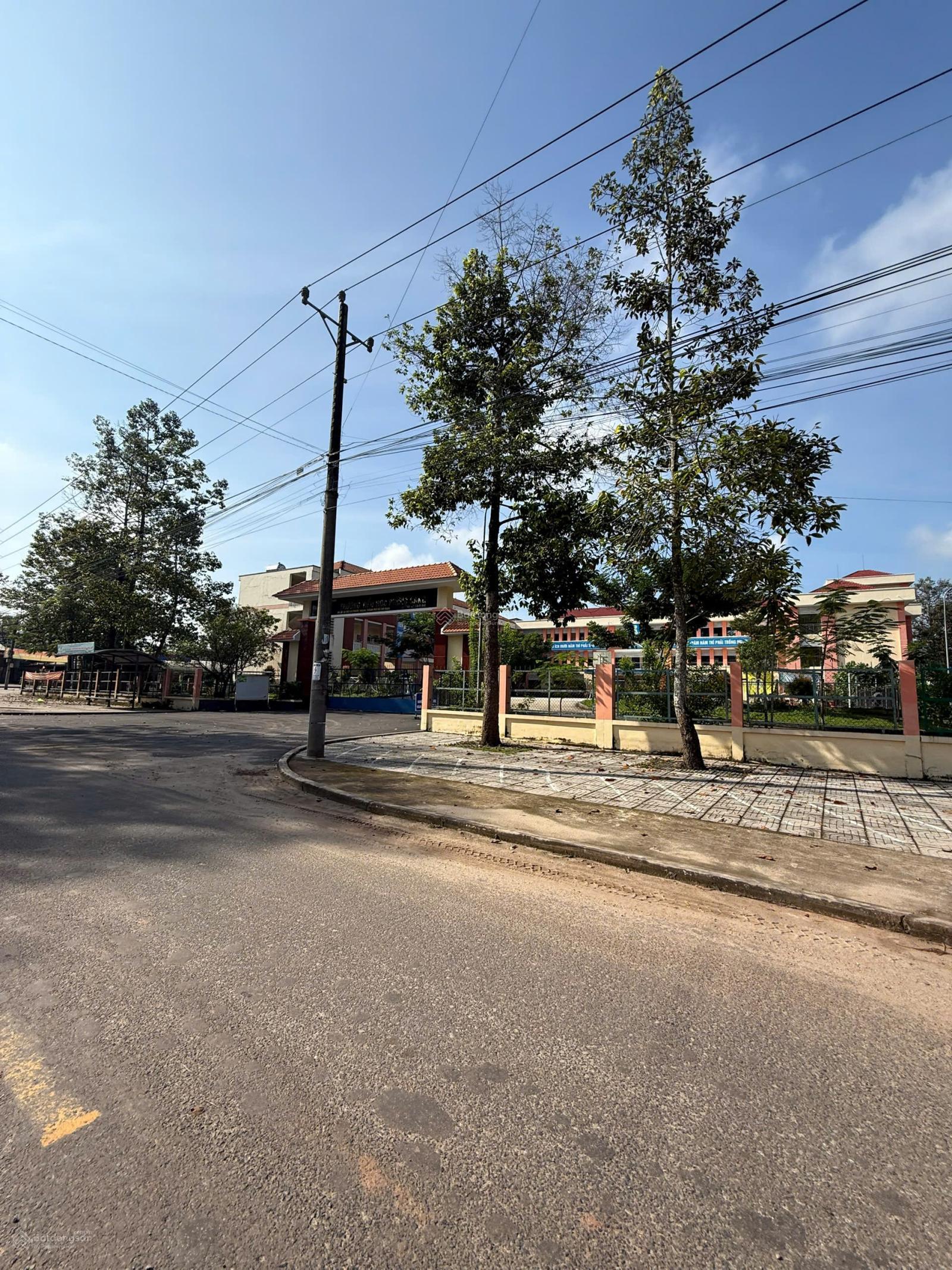 Chú Hoàng gửi bán lô 280m2 + 100m2 thổ MT DH 504 lộ giới 32m ngay KCN 400ha, giá: 650tr (bao sổ)