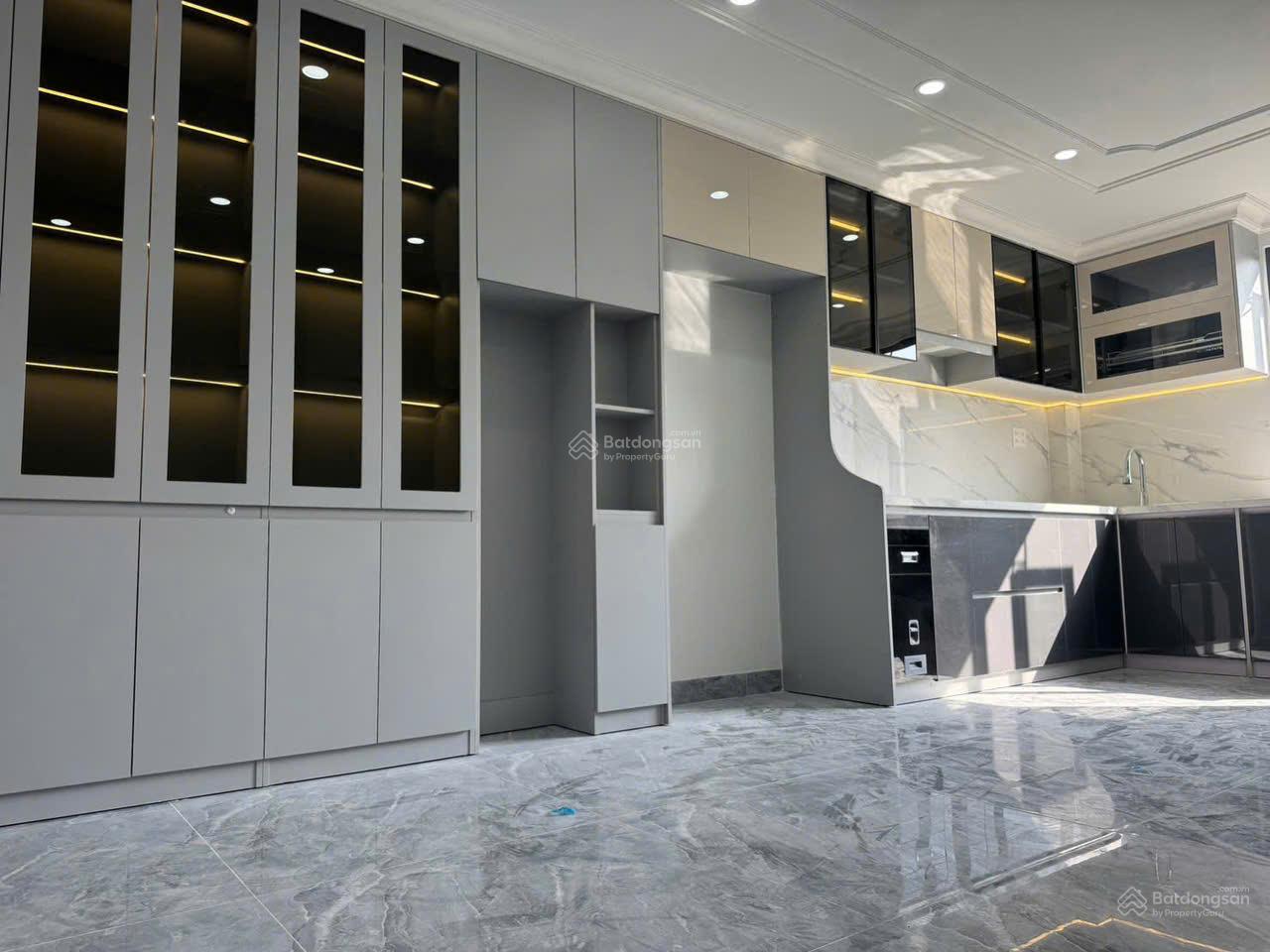 Bán nhà 4 tầng + 1 lửng phường Hiệp Bình Chánh, Thủ Đức, cách trung tâm thương mại GigaMall 1,5km