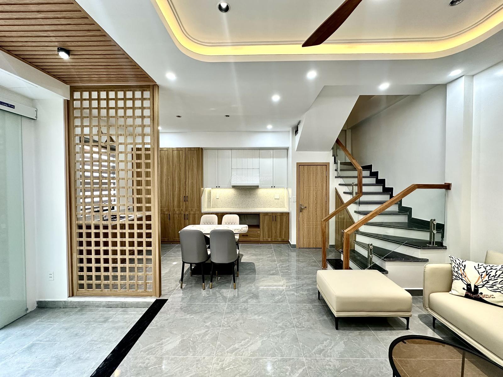 Nhà 4 tầng Trần Nguyên Hãn - Full nội thất, có phòng ngủ master, lô góc 2 mặt thoáng