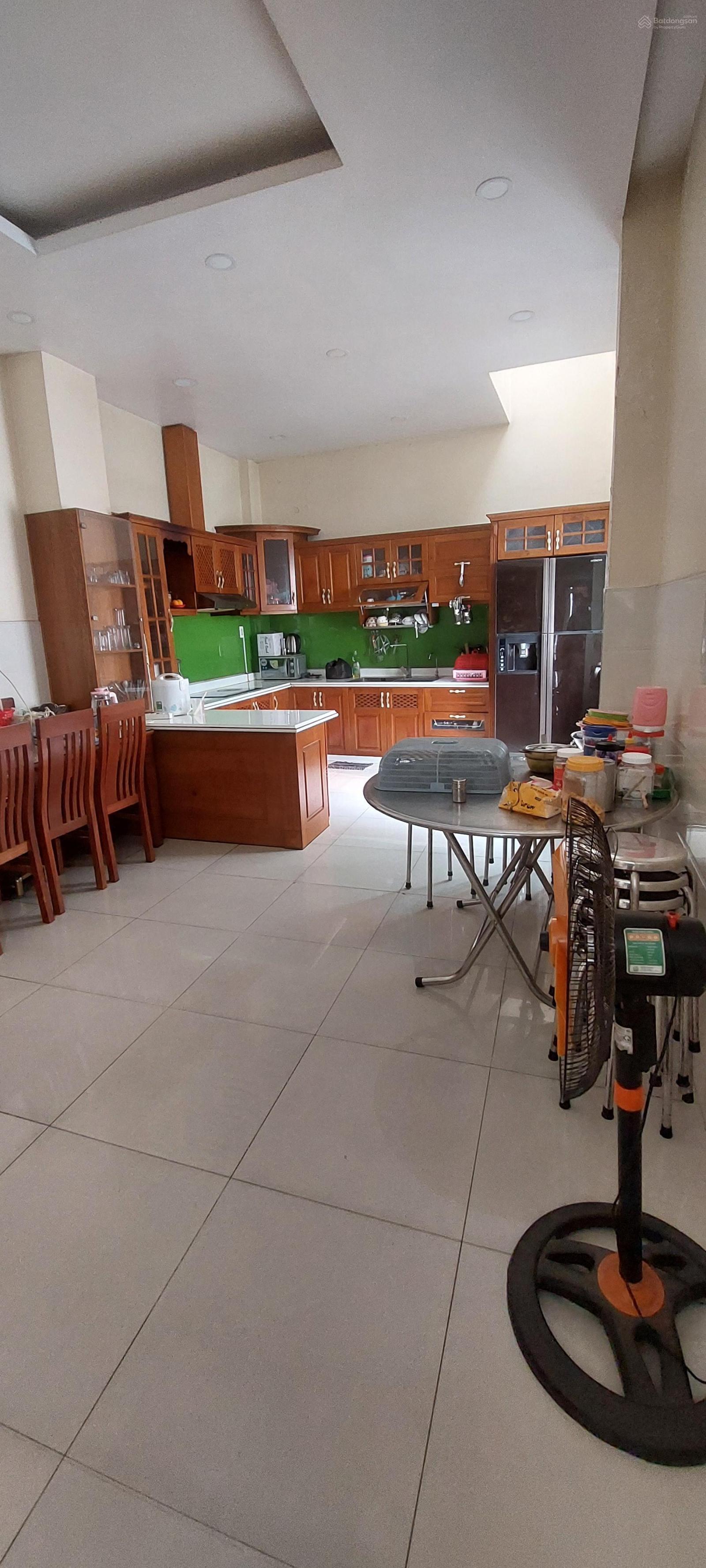 Cần bán gấp nhà chính chủ MTNB sầm uất Lạc Long Quân ngay Đầm Sen