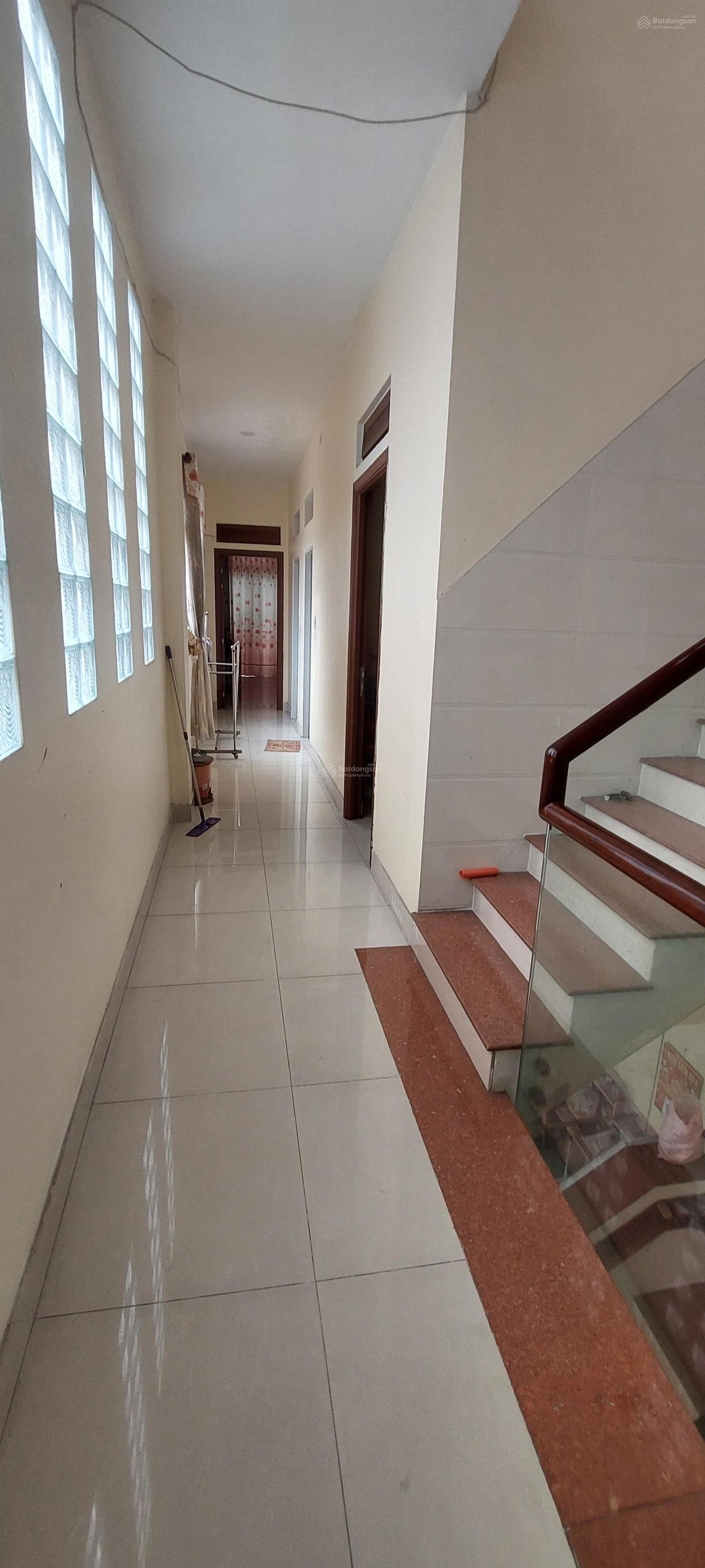 Cần bán gấp nhà chính chủ MTNB sầm uất Lạc Long Quân ngay Đầm Sen