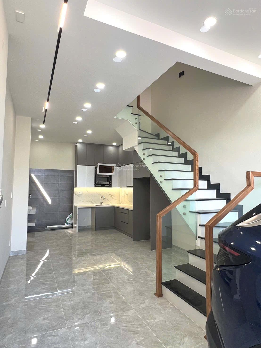 CC bán nhà mới 1 trệt 2 lầu đẹp view sông - cạnh Vinhomes, đường Nguyễn Xiển, Q9 SHR