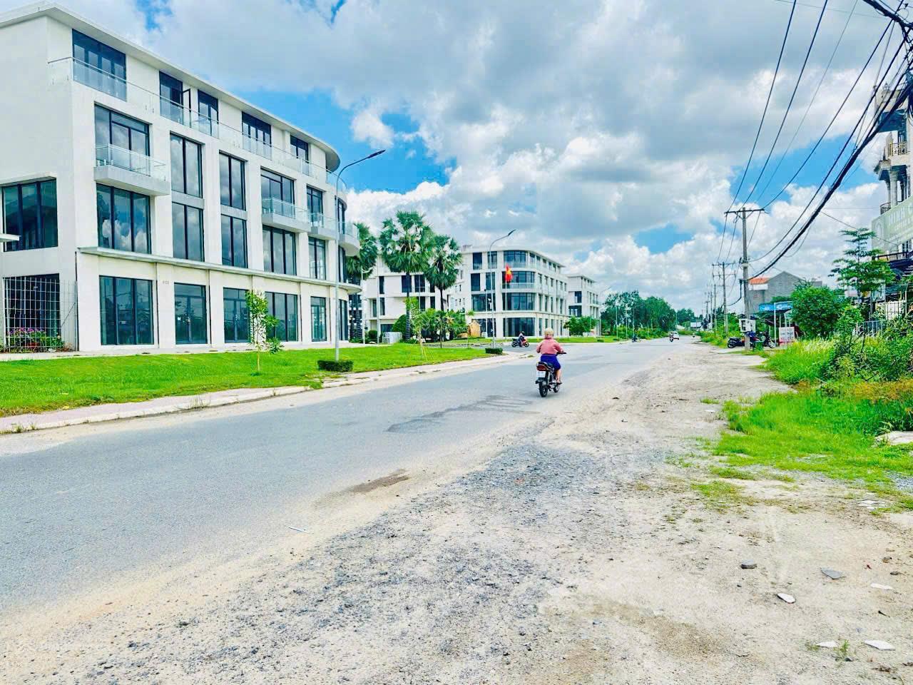 Bán thửa đất mặt tiền tuyệt đẹp full thổ cư đường Bưng Ông Thoàn, P. Phú Hữu, Quận 9