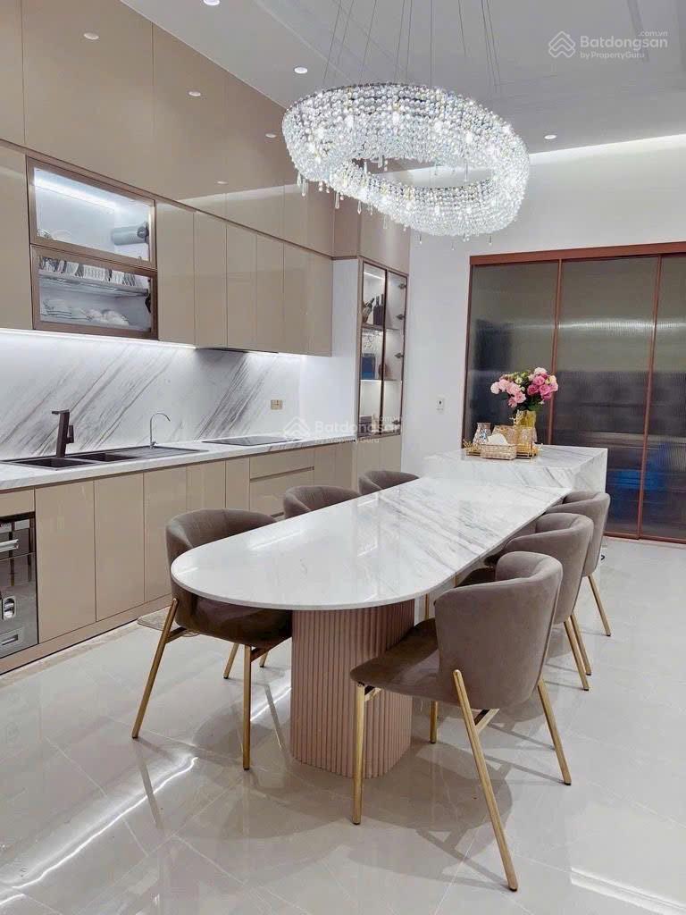 Bán nhà Quận 7, mặt tiền đường số 10m, 5 tầng có thang máy DT 4x22m, gần chợ Tân Quy, giá: 20 tỷ 5