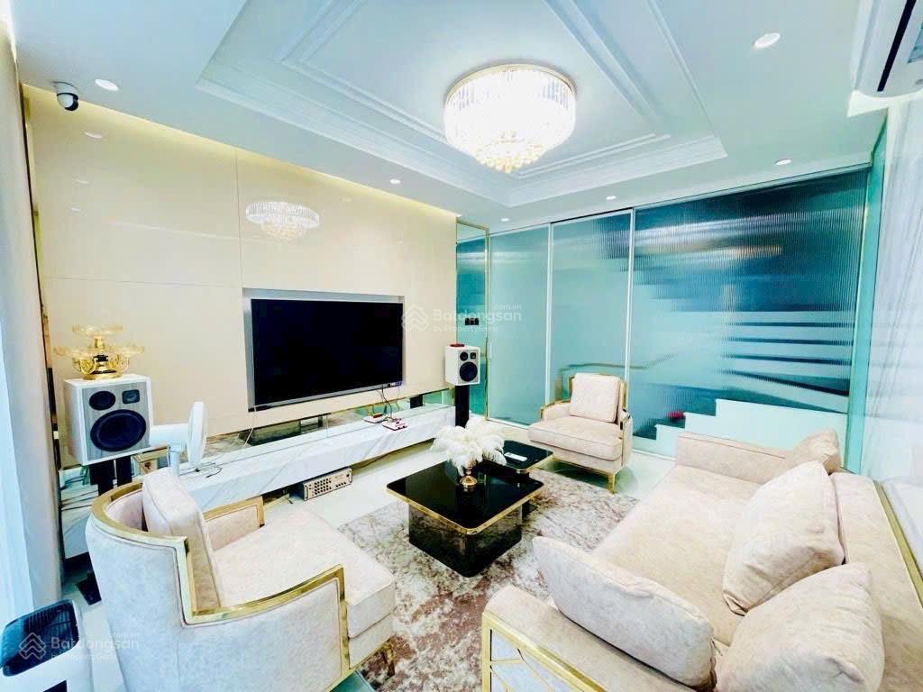 Bán nhà Quận 7, mặt tiền đường số 10m, 5 tầng có thang máy DT 4x22m, gần chợ Tân Quy, giá: 20 tỷ 5