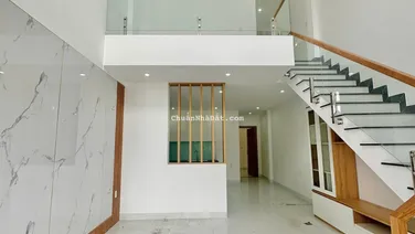 Cho thuê gấp nhà 1 trệt 1 lửng sân xe hơi ngay, gần trường tiểu học Thạnh Phú