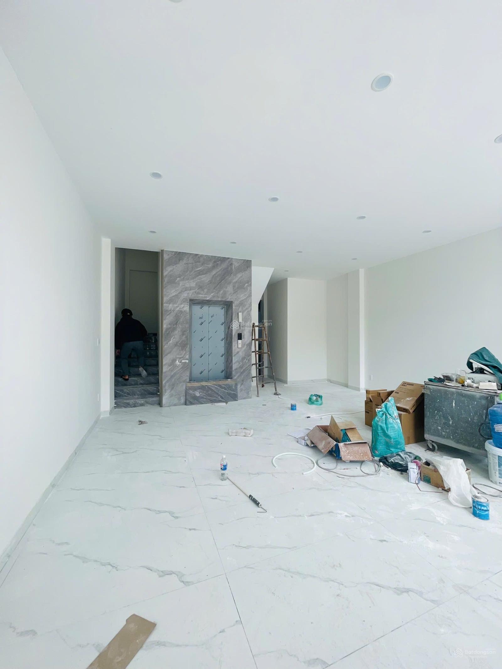 Showroom mới thang máy 7x20m 4 tầng 83 Trần Huy Liệu