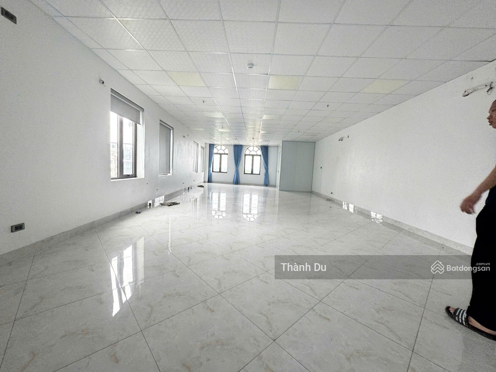 Cho thuê tòa nhà văn phòng 6 tầng thang máy 170m2/ sàn - mặt phố Hồng Tiến - Long Biên