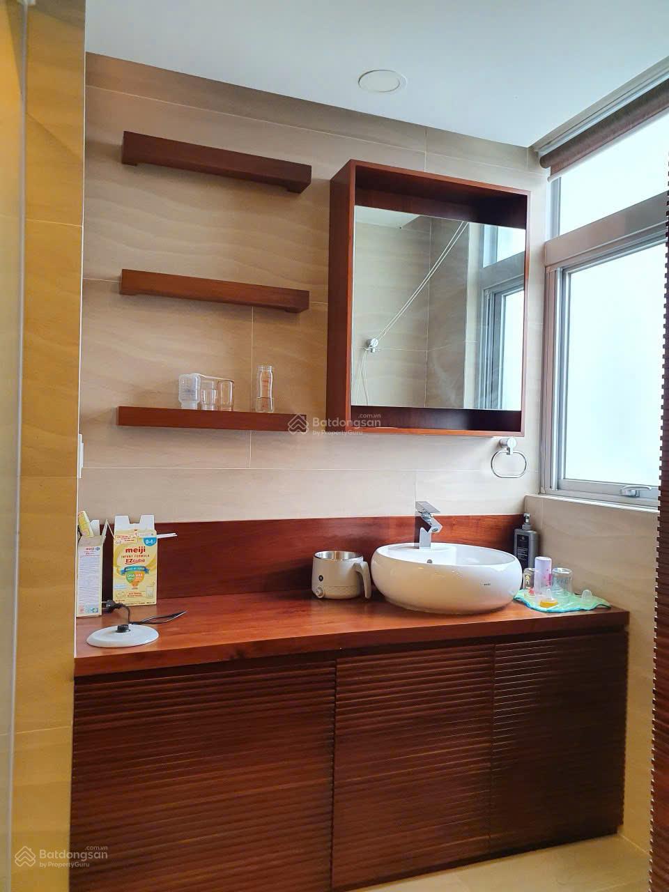 Cần bán căn hộ Star Hill 2 phòng ngủ lớn, 94 m2 full nội thất 9.5 tỷ thương lượng