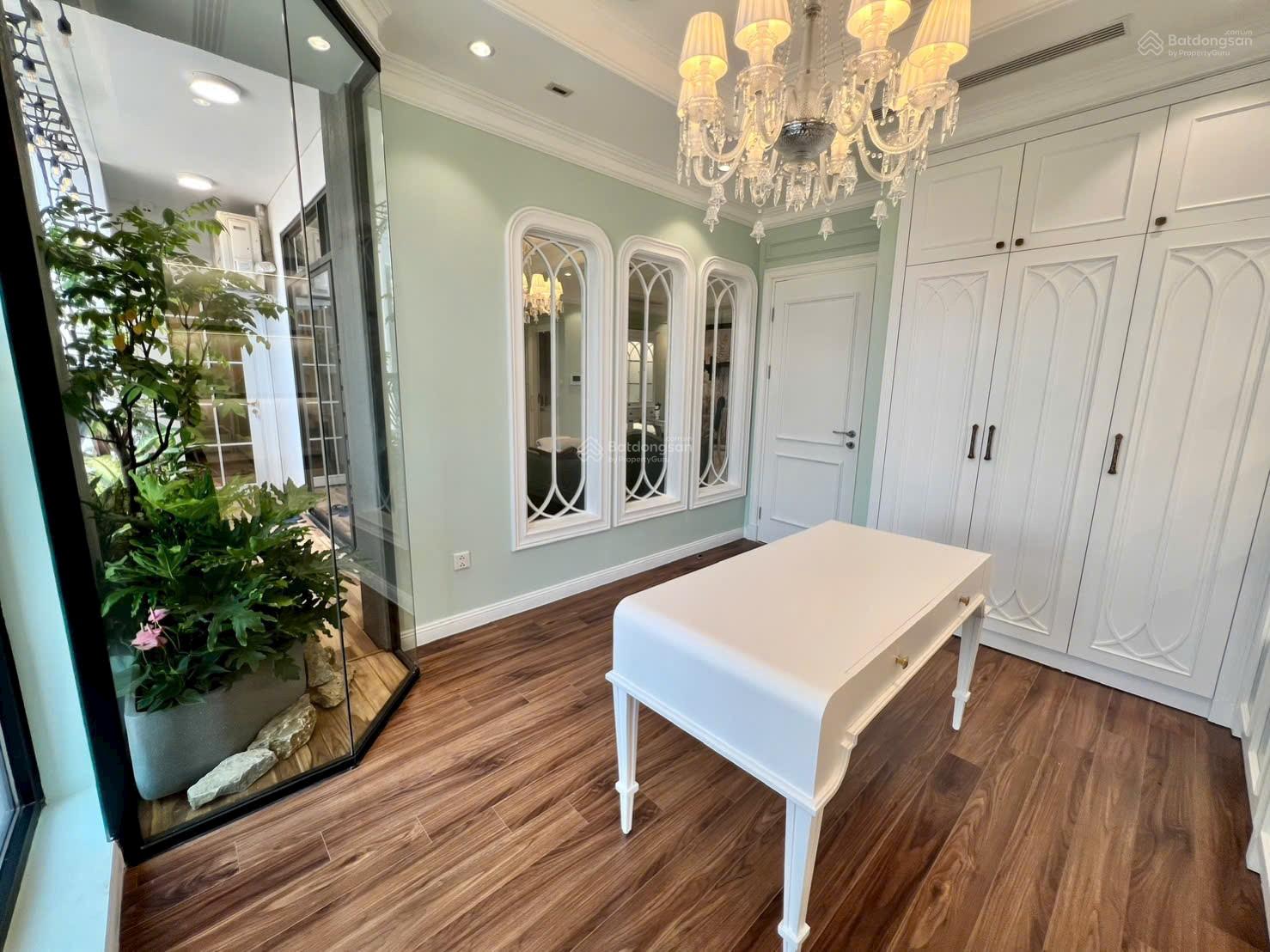 (Hàng siêu hiếm) chính chủ gửi bán căn 3PN + 1 Royal City 245m2, giá 33 tỷ. Lh 0936 203 ***