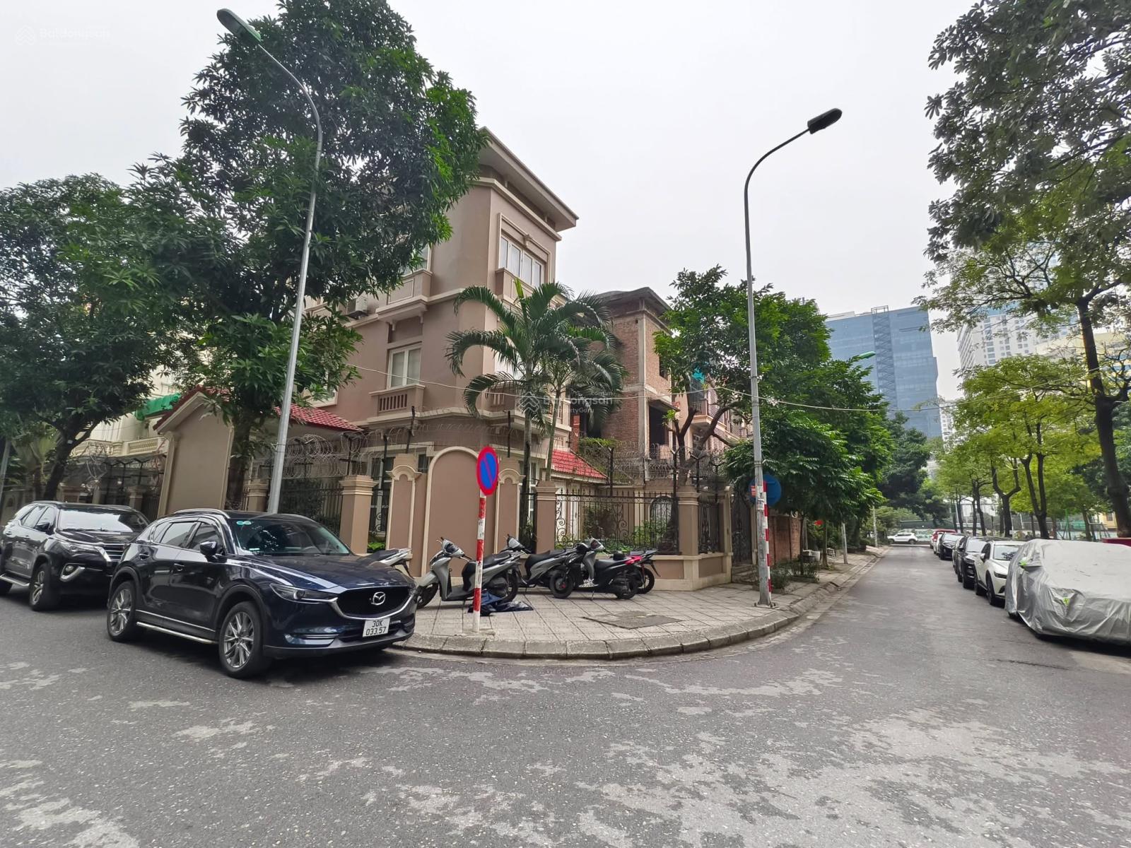 Bán biệt thự phố Dương Đình Nghệ - lô góc - view công viên. 268m2 - 118 tỷ