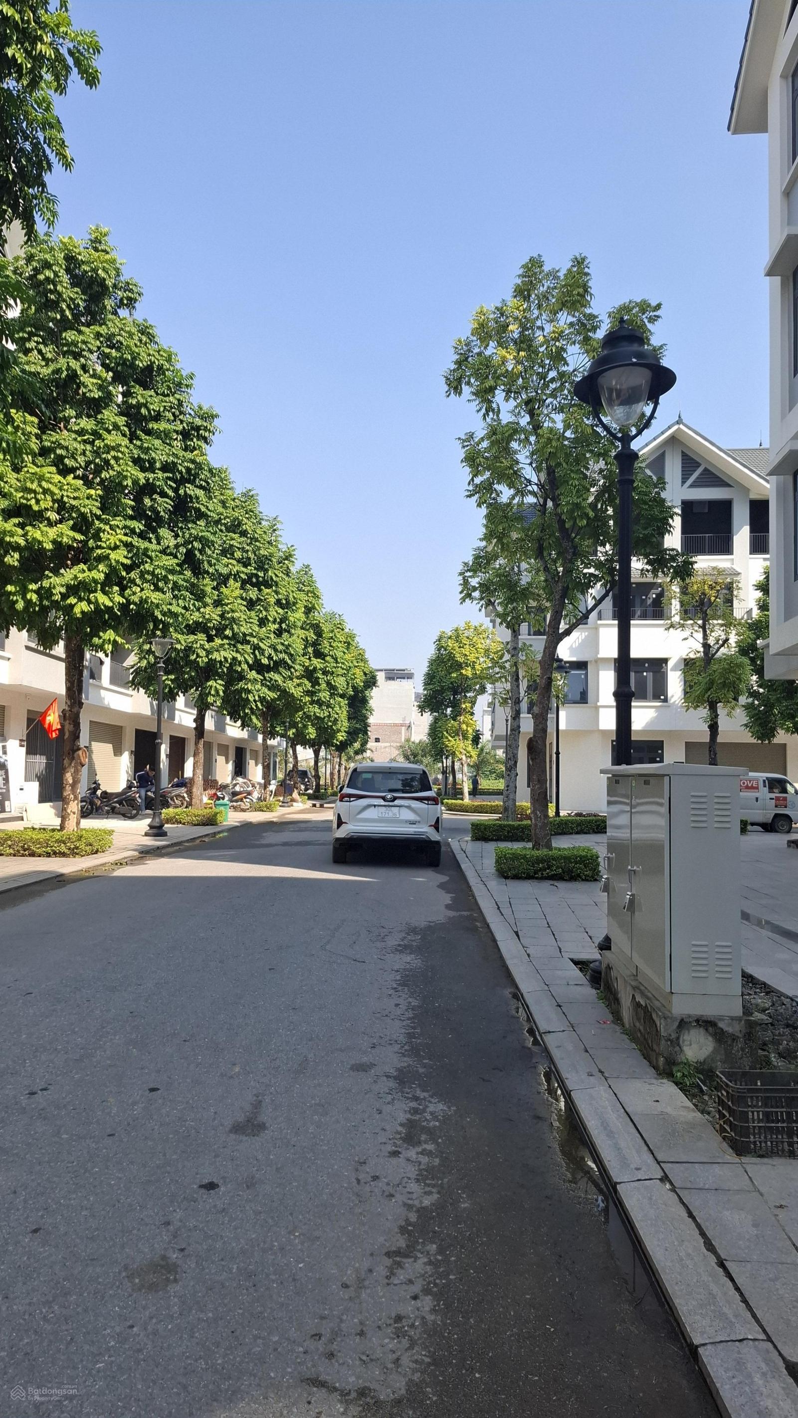 Cần bán LK Hinode, phân khu Đông Dương, DT 100m2, gần hồ, giá 16,5 tỷ