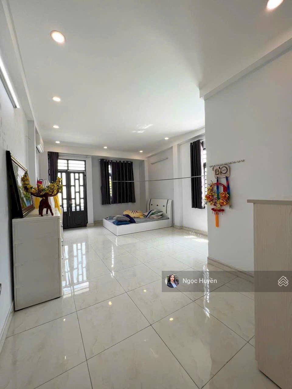 Bán gấp nhà 3 tầng - sân đậu ô tô - DT: 100m2 - giá 7,2 tỷ - gần Vành Đai 2 - Phạm Văn Đồng