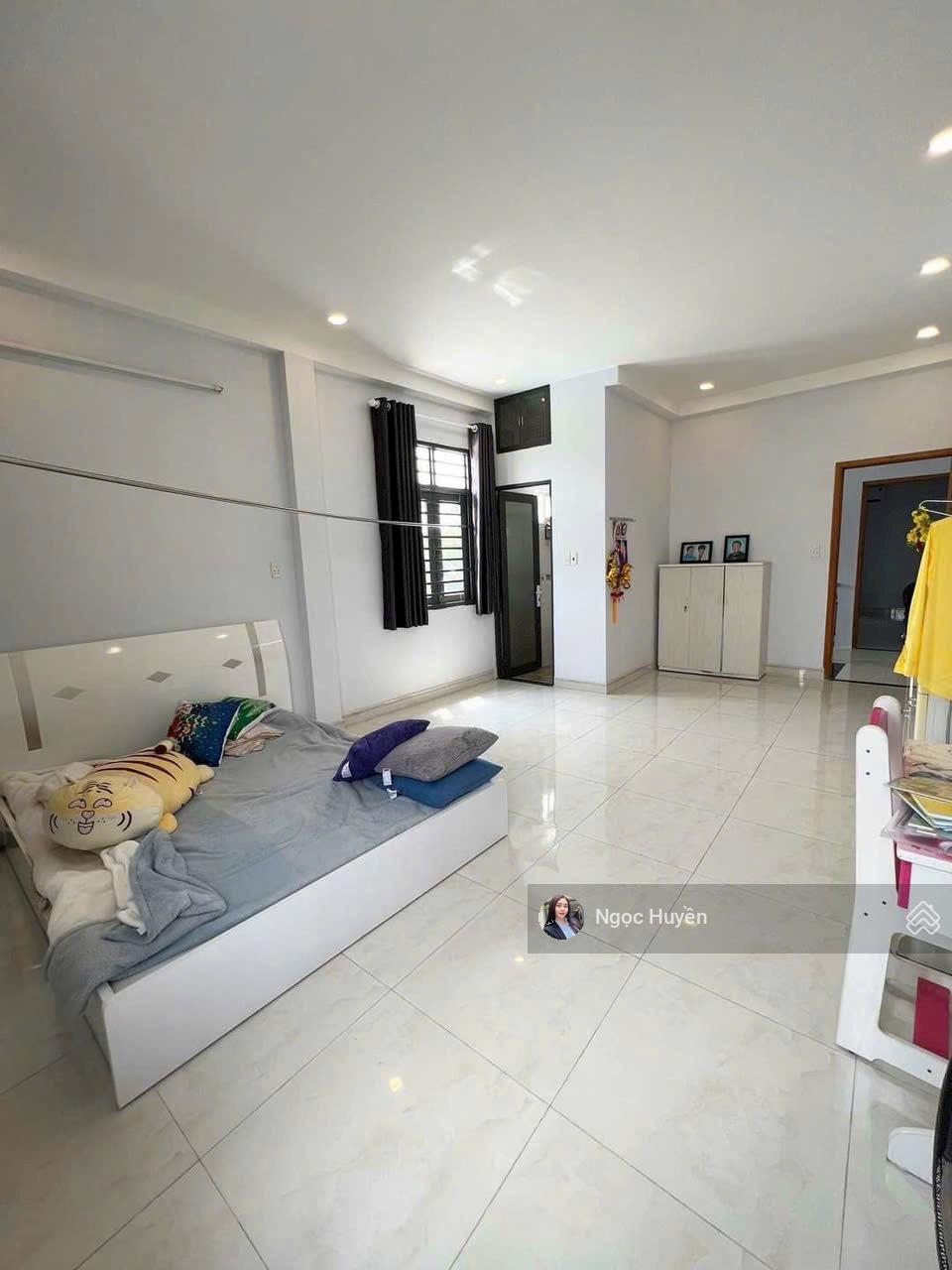 Bán gấp nhà 3 tầng - sân đậu ô tô - DT: 100m2 - giá 7,2 tỷ - gần Vành Đai 2 - Phạm Văn Đồng