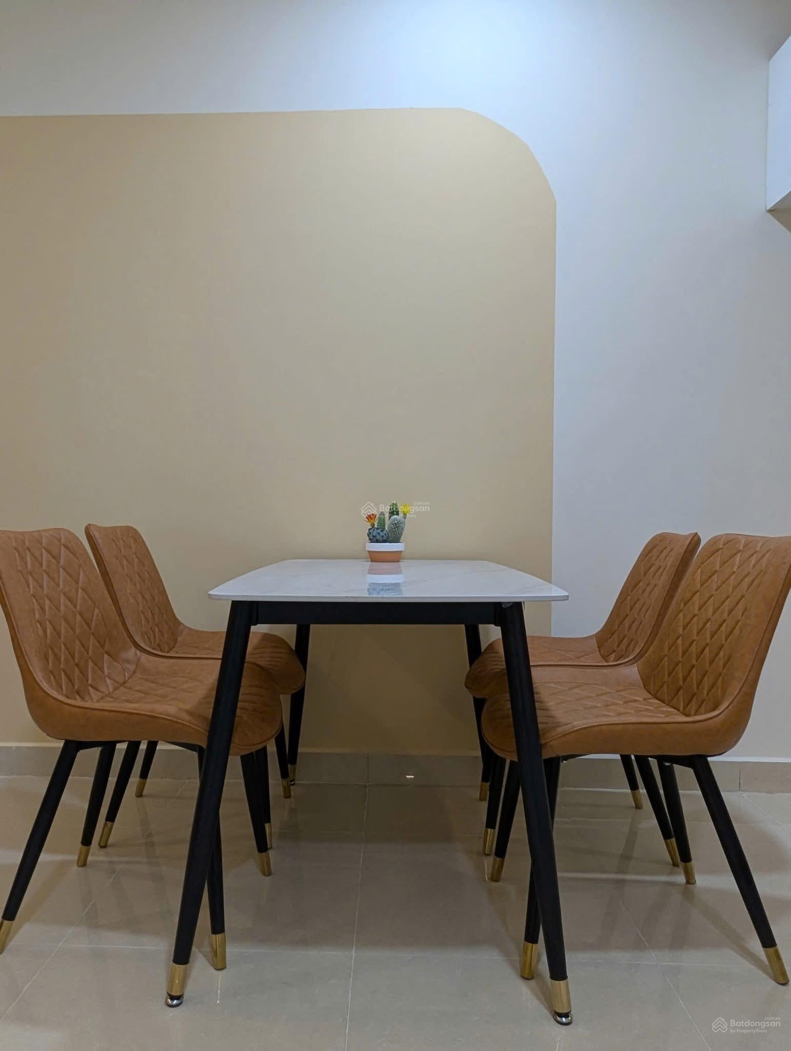 Chính chủ bán căn 62m2 chỉ 2,65 tỷ; Có đầy đủ nội thất gỗ, nhà mới và sạch, 0909 086 *** Xem nhà