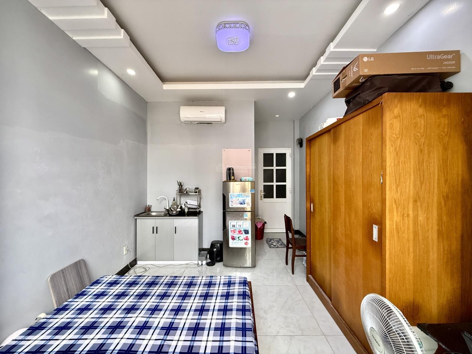 Cho thuê căn hộ studio cửa sổ lớn, thang máy, full nội thất, rộng 25m2, ngay cầu vượt 3 Tháng 2 Q10