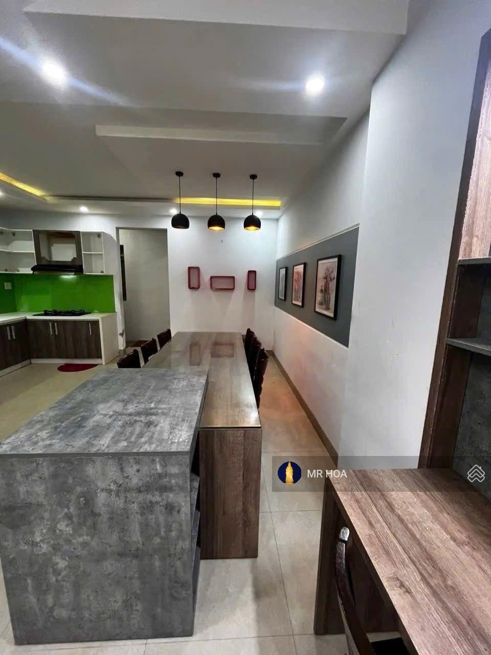 Cần tiền bán nhanh nhà 2 tầng, để lại nội thất