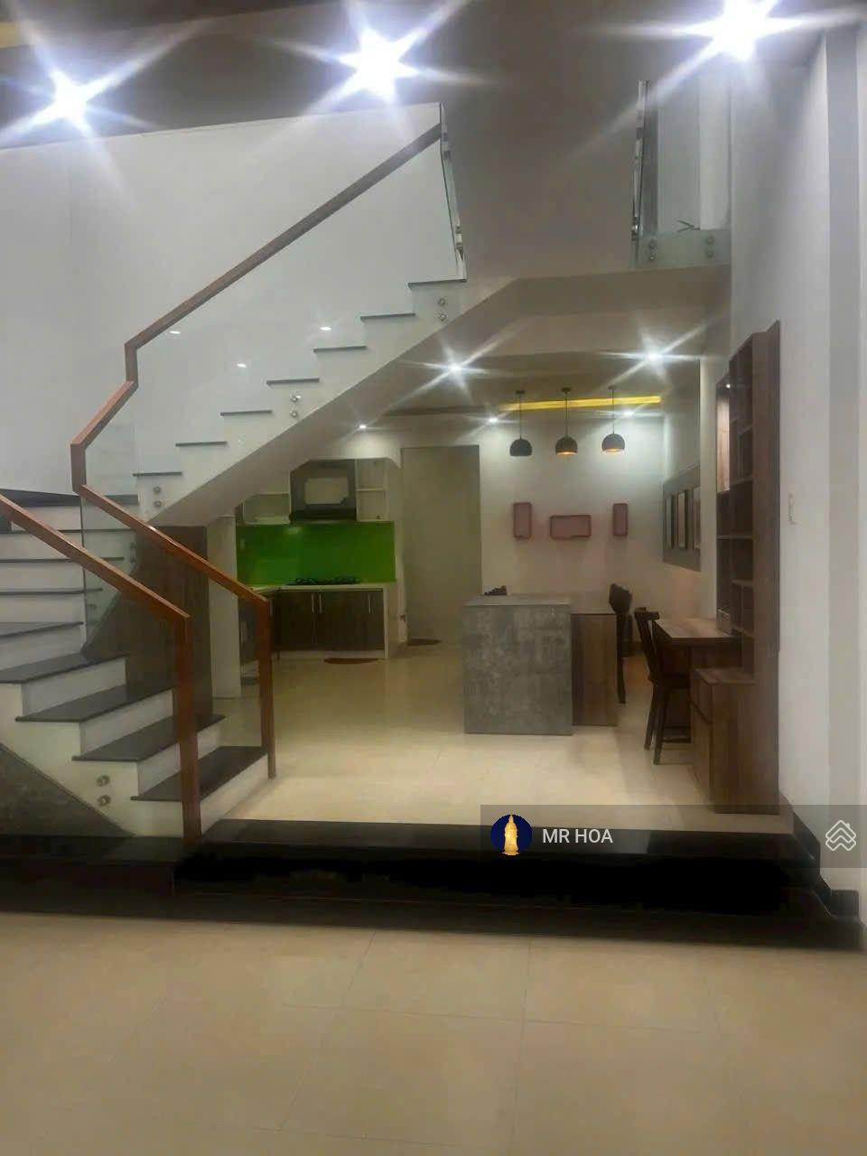 Cần tiền bán nhanh nhà 2 tầng, để lại nội thất