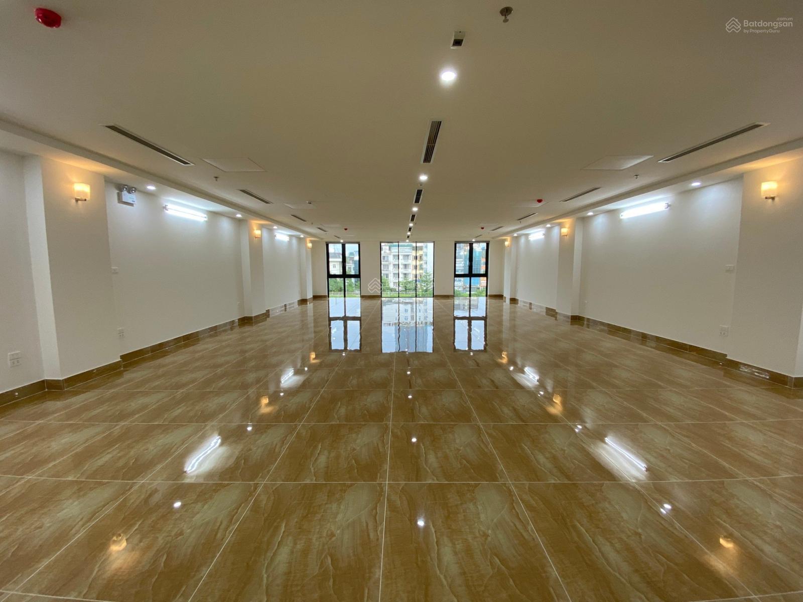 Cho thuê mặt phố XÃ ĐÀN. DT : 200 M * 5 Tầng + 1 Hầm .MT : 10 M . Thông sàn , PCCC đạt chuẩn