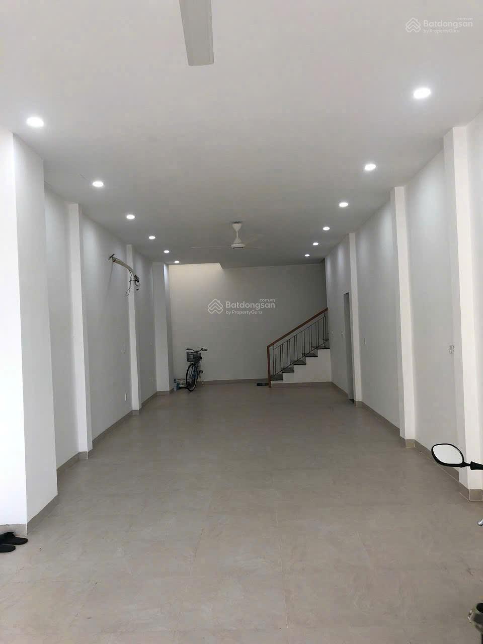 Giảm 800 triệu bán gấp. Nhà 3 tầng mặt tiền đường Cửu Long, Ô bàn cờ trung tâm Nha Trang.