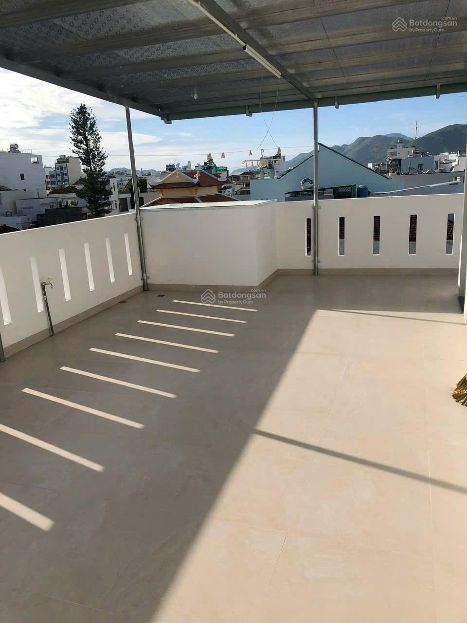 Giảm 800 triệu bán gấp. Nhà 3 tầng mặt tiền đường Cửu Long, Ô bàn cờ trung tâm Nha Trang.