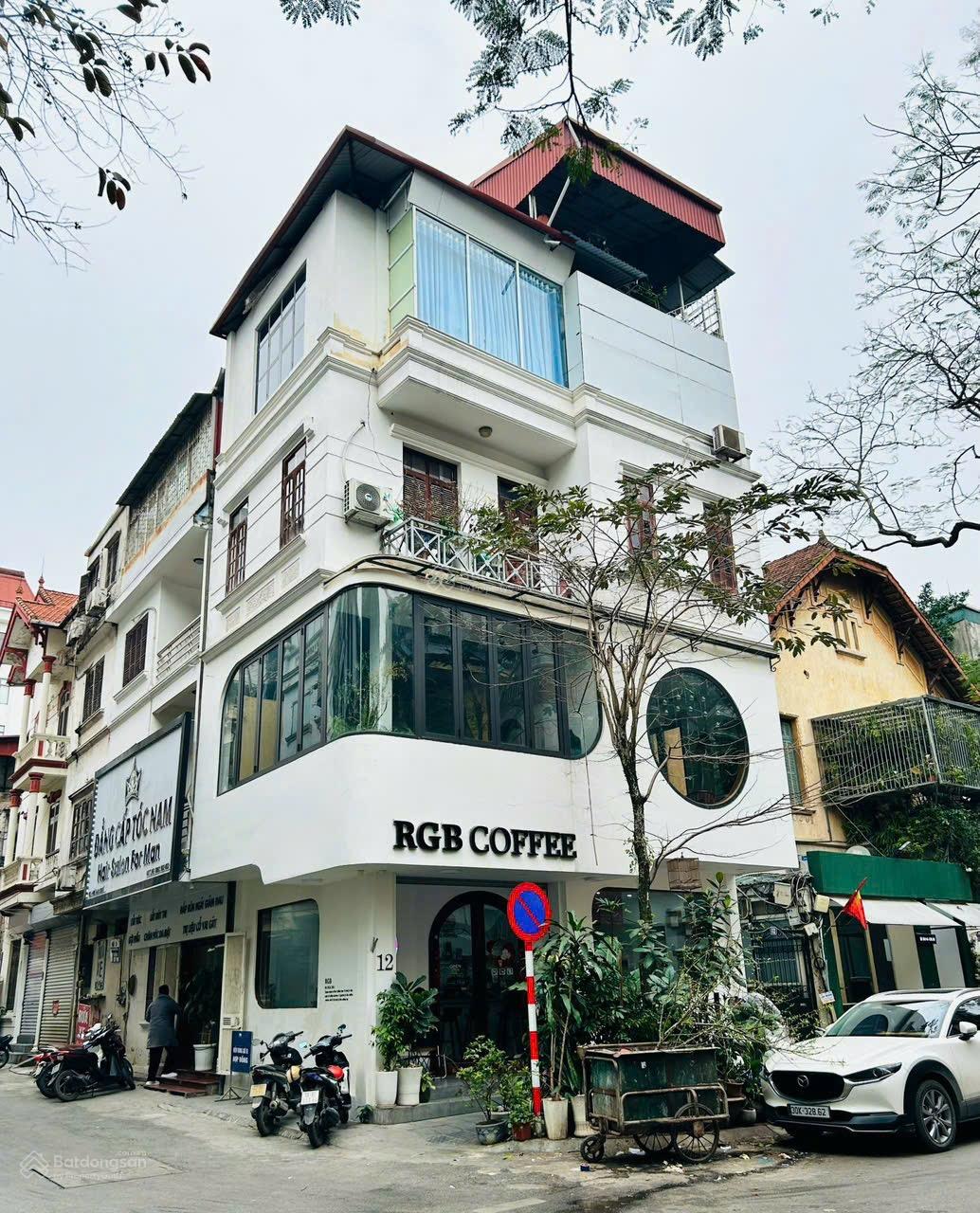 Tôi muốn cho thuê nhà mặt phố Nguyễn Văn Cừ, mặt tiền 8m, diện tích sử dụng 300m,thông sàn, mọi mh