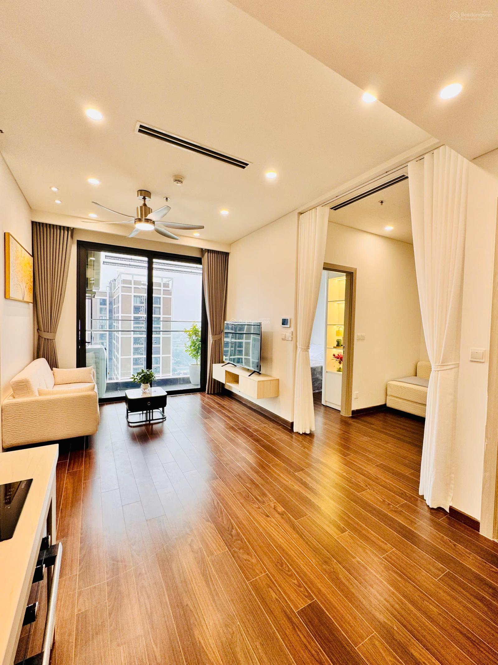 Chính chủ cần bán gấp CH 1N1VS + 1, full nội thất, sẵn sổ giá 4,15 tỷ. LH 0975 982 ***